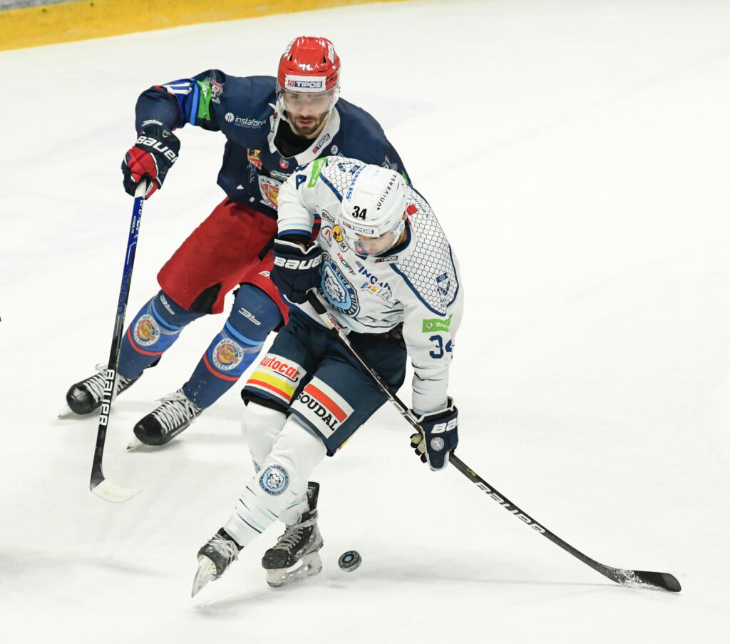 Na snímke zľava Radovan Bondra (Zvolen) a Jozef Baláž (Nitra) bojujú o puk v zápase 20. kola hokejovej Tipos extraligy medzi HK Nitra a HKM Zvolen v Nitre v piatok 25. novembra 2022.