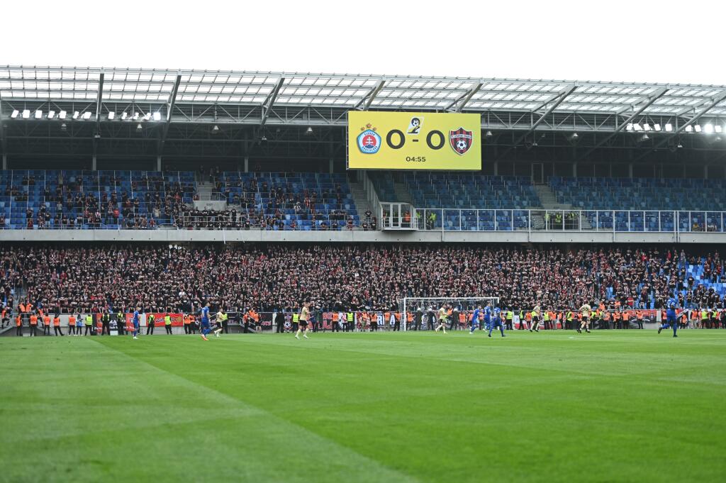 Na snímke fanúšikovia Trnavy počas finálového zápasu Slovenského pohára - Slovnaft Cupu medzi ŠK Slovan Bratislava a FC Spartak Trnava v Bratislave v nedeľu 8. mája 2022.