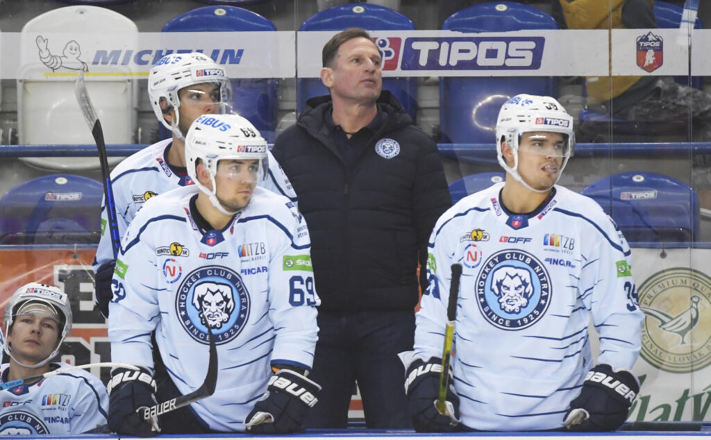 Na snímke lavička Nitry, uprostred v pozadí tréner Nitry Sejejs Normunds počas druhého kola hokejovej Tipos extraligy HK Poprad - HK Nitra 18. septembra 2022 v Poprade. FOTO TASR – František Iván