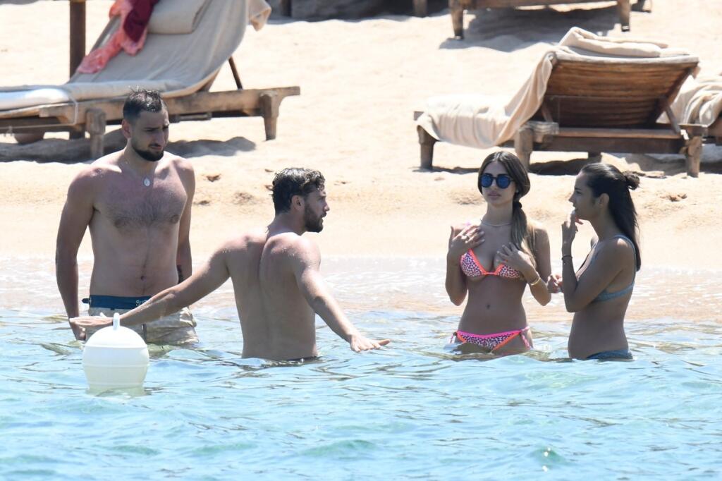 Donnarumma si užíva na dovolenke na Sardínii, spoločnosť mu robí sexi priateľka Alessia.
