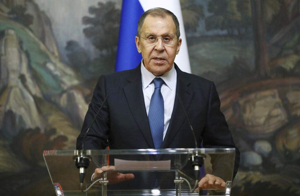 KK16 Moskva - Na snímke ruský minister zahraničných vecí Sergej Lavrov počas vyhlásenia po stretnutí s arménskym ministrom zahraničných Zohrabom Mnacakanjanom vecí a azerbajdžanským ministrom zahraničných vecí Džejchunom Bajramovom 10. októbra 2020 v Moskve. Arménsko a Azerbajdžan sa s platnosťou od sobotňajšieho poludnia dohodli počas rokovaní v Moskve na ukončení bojov v oblasti sporného regiónu Náhorný Karabach. Informovala o tom v noci z piatka na sobotu agentúra DPA s odvolaním sa na vyhlás