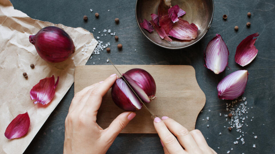 Flavonoid kvercentin nájdete v červenej cibuli, čučoriedkach i v jablkách.