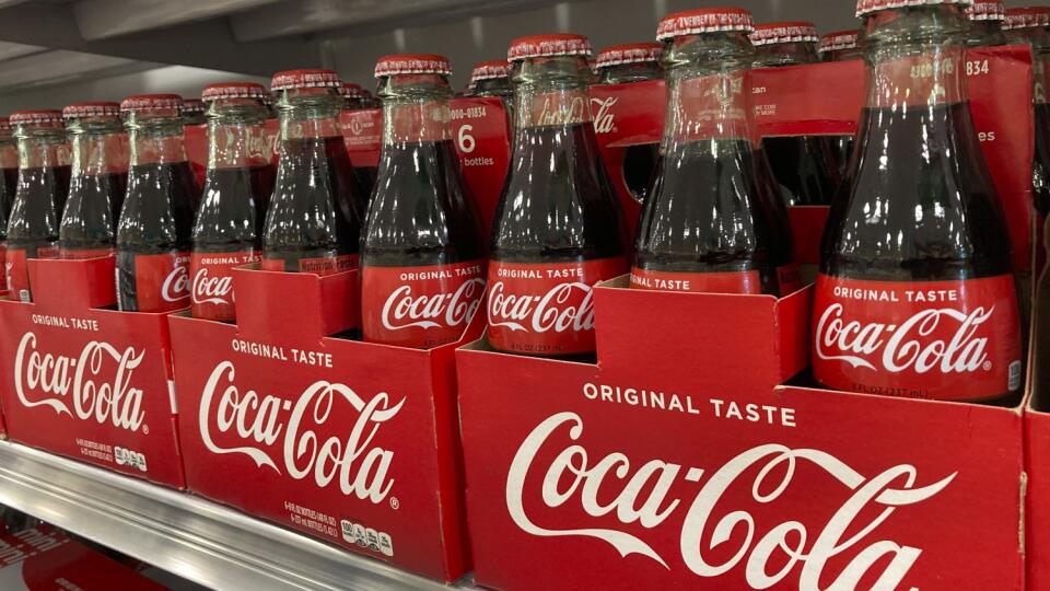 KK11 archív Surfside - Na archívnej snímke z 15. decembra 2021 fľaše Coca-Coly sú vystavené v supermarkete v americkom Surfside. Americký nápojový koncern Coca-Cola oznámil za štvrtý kvartál 2021 výrazný rast zisku, k čomu prispelo zvýšenie dopytu po produktoch firmy po uvoľnení pandemických opatrení a otvorení kaviarní, kín a reštaurácií. Spoločnosť zároveň prekonala očakávania analytikov, a to ako v prípade zisku, tak aj v prípade tržieb. FOTO TASR/AP
Bottles of Coca-Cola are stacked on a shel