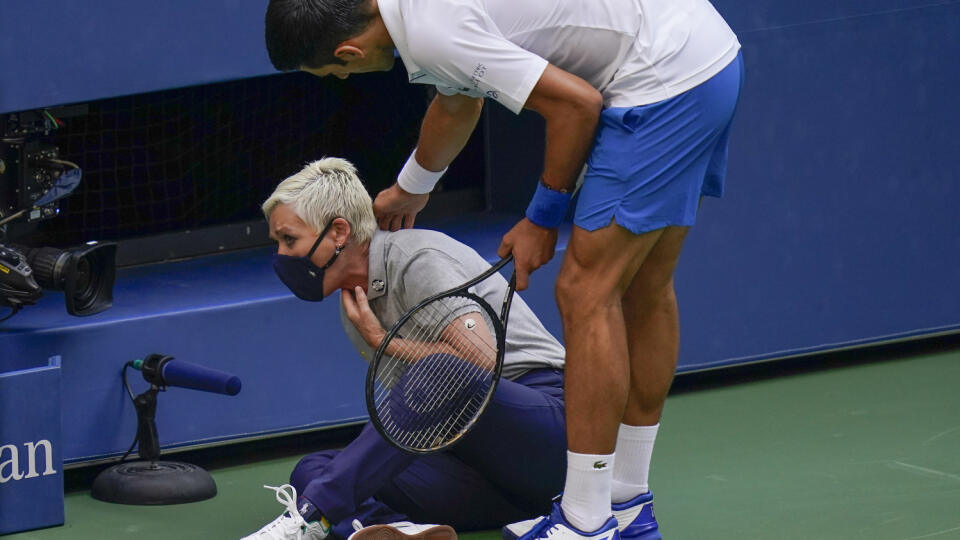Srbský tenista Novak Djokovič kontroluje čiarovú rozhodkyňu v osemifinále dvojhry proti Španielovi Pablovi Carrenovi-Bustovi na grandslamovom tenisovom turnaji US Open.