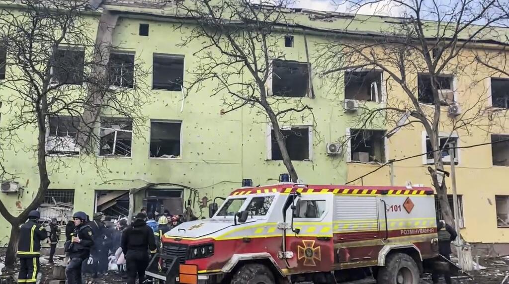 KK26 Mariupol - Na videosnímke budova nemocnice po ostreľovaní v Mariupole počas štrnásteho dňa ruskej invázie na Ukrajine v stredu 9. marca 2022. Ruská armáda pri stredajšom ostreľovaní ukrajinského mesta Mariupol zasiahla a zničila detskú nemocnicu a pôrodnicu, tvrdia miestni činitelia aj ukrajinský prezident Volodymyr Zelenskyj. TASR túto informáciu prevzala zo stanice Sky News. FOTO TASR/AP  

This image taken from video issued by Mariupol City Council shows the aftermath of Mariupol Hospita