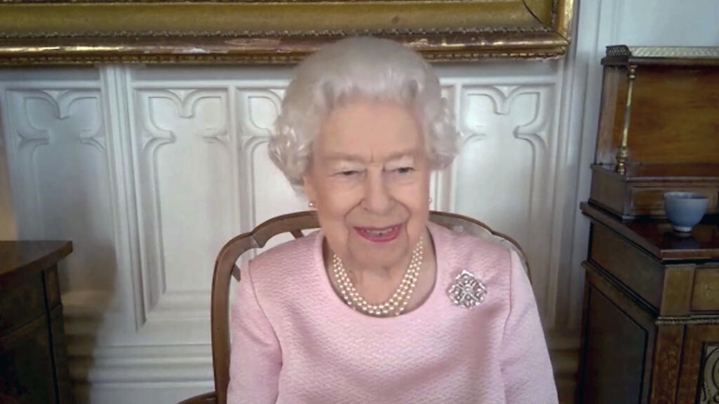 Na snímke z 24. februára 2021 vydanej 2. marca 2021 Buckinghamským palácom britská kráľovná Alžbeta II. počas videohovoru s guvernérom štátu Južná Austrália Hieu Van Leom, premiérom štátu Južná Austrália Stevenom Marshallom a sochárom Robertom Hannafordom na Windsorskom hrade.
