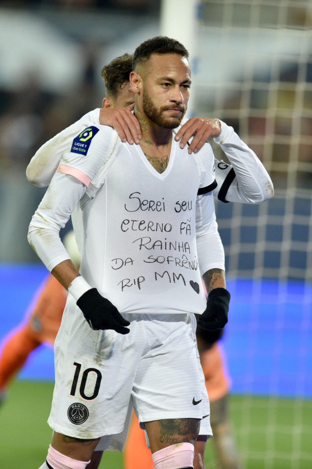 BORDEAUX, FRANCE - NOVEMBER 6 : Neymar Jr pays tribute to Marília Mendonça during the Ligue 1 Uber Eats match between Girondins de Bordeaux and Paris Saint Germain at Stade Matmut Atlantique on November 6, 2021 in Bordeaux, France. Marília Mendonça, a Brazilian singer and friend of Neymar Jr died on a plane crash the same day, she was 26. (Photo by Lionel Hahn/Getty Images)