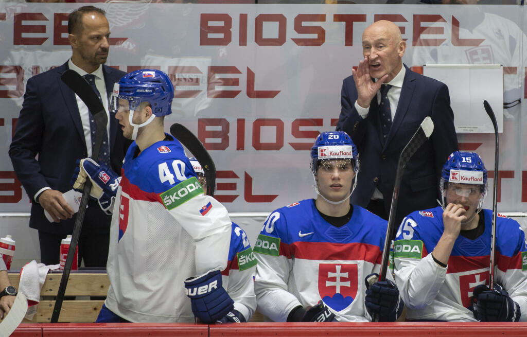 Na snímke vpravo hore hlavný tréner Craig Ramsay, vľavo hore jeho asisitent Ján Pardavý, zľava dole Miloš Roman, Juraj Slafkovský a Jakub Minárik v úvodnom zápase slovenskej hokejovej reprezentácie v základnej A - skupine Francúzsko - Slovensko na 85. majstrovstvách sveta v ľadovom hokeji v Helsinkách v piatok 13. mája 2022.