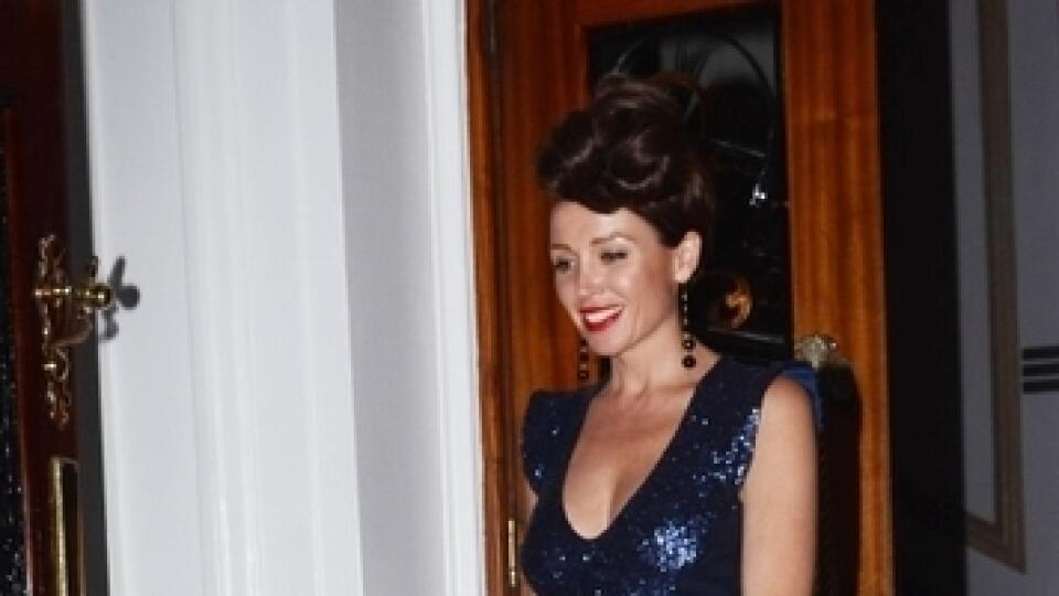 Dannii Minogue sa na akcií v Londýne podarilo spadnúť na schodoch.