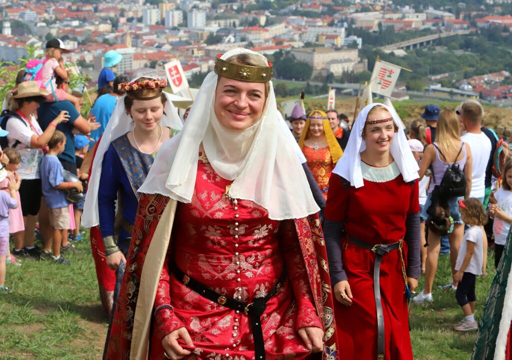 Pustý hrad nad Zvolenom zažil stredovekú kráľovskú svadbu s kráľovským sprievodom. Vydávala sa Konštancia, dcéra uhorského kráľa Belu IV. Podujatie oživil historický stanový tábor, ukážky dobového života, dobýjanie hradných múrov, šermiarske súboje, lukostrelecký tábor, sokoliari, remeselníci dobová hudba. Podujatie je pripomienkou kráľovskej svadby, ktorá sa na tomto mieste skutočne odohrala. Na snímke kráľovská svadba na Pustom hrade nad Zvolenom v sobotu 27. augusta 2022. FOTO TASR - Ján Kroš
