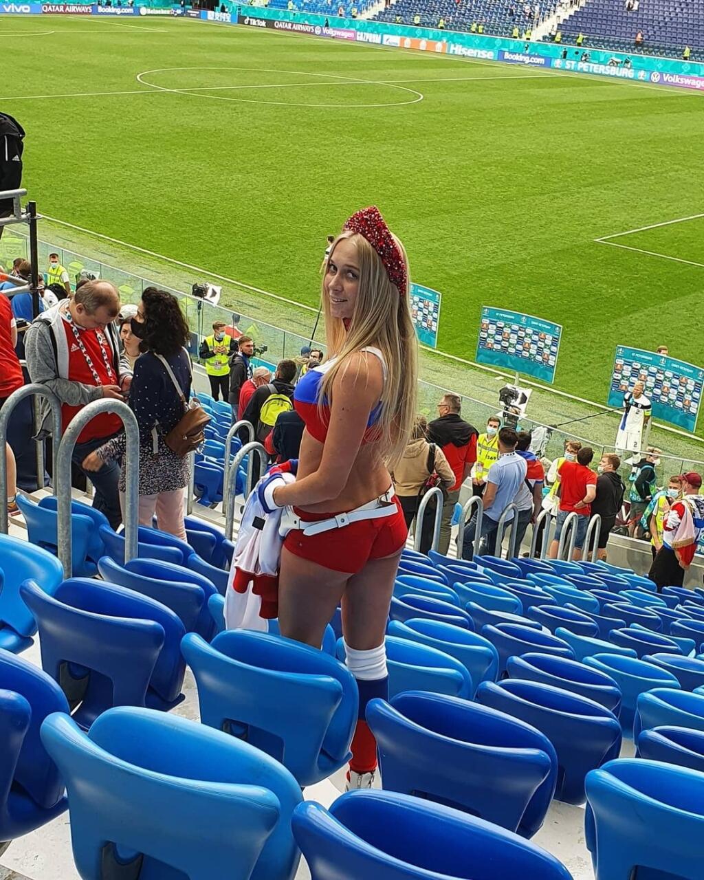 Fitness modelka Kate Pletová taktiež pútala pozornosť počas Eura svojím telom.