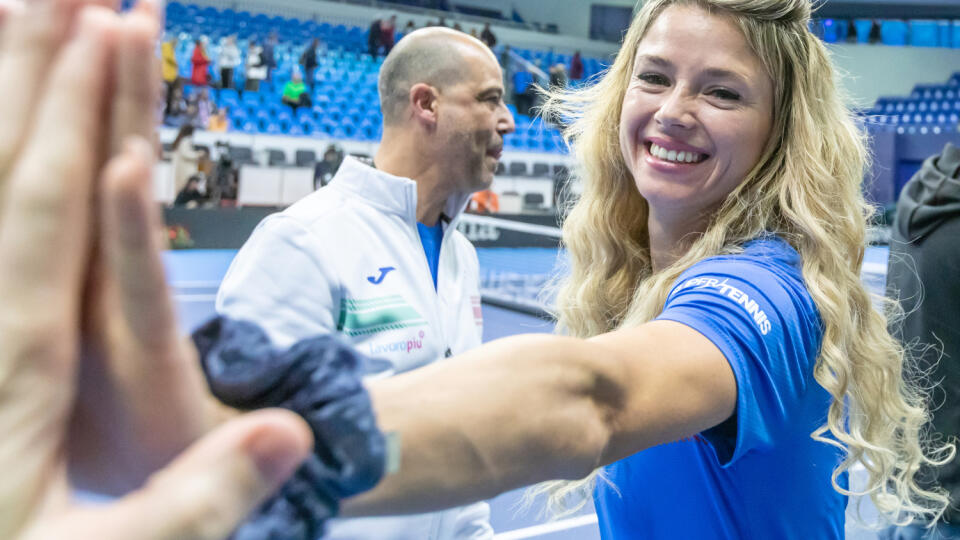 Radosť talianskeho tímu, ktorý zvíťazil nad slovenkami v kvalifikácii na finálový turnaj Pohára Billie-Jean Kingovej. Na snímke je Camila Giorgi.