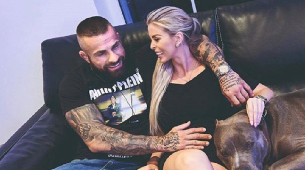 Karlos Vémola oslavuje príchod štvrtého dieťaťa. Okrem toho, že syna bude vychovávať v luxusnom dome, bojovník so slovenskou partnerkou Lelou Ceterovou zaujali kočíkom.