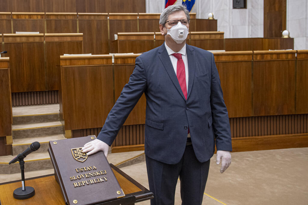 Výbor NR SR pre nezlučiteľnosť funkcií začal konanie voči prezidentke, dôvodom má byť podnet súvisiaci s možným porušením zákazu reklamy. Týka sa dresu, ktorý jej podarovala Vlhová (okrem toho aj pulzných oxymetrov, ktoré prezidentke poskytli súkromné spoločnosti). Uviedol to predseda výboru Boris Susko (Smer-SD) (na fotke).