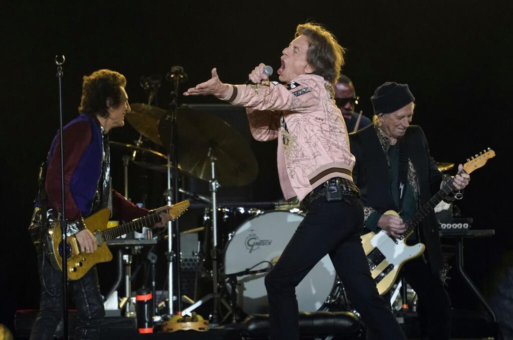 EBE 27 Inglewood - Na snímke členovia britskej rockovej skupiny Rolling Stones, zľava gitarista Ron Wood, spevák Mick Jagger a gitarista Keith Richards počas koncertu na štadióne SoFi v kalifornskom Inglewoode v noci na 15. októbra 2021. FOTO TASR/AP
Mick Jagger, center, of the Rolling Stones performs alongside bandmates Ron Wood, left, and Keith Richards, far right, Thursday, Oct. 14, 2021, at SoFi Stadium in Inglewood, Calif. (AP Photo/Chris Pizzello)