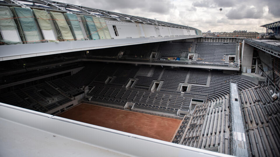 WA 34 Paríž - Na snímke hlavný kurt Phillippa Chatriera, nad ktorým montujú zaťahovaciu strechu v tenisovom areáli Rolanda Garrosa v Paríži 5. februára 2020. Grandslamový tenisový turnaj vo francúzskej metropole sa dočkal. Druhý grandslamový turnaj sezóny sa stal posledným z veľkej štvorky, ktorý bude mať zaťahovaciu strechu nad hlavným kurtom. FOTO TASR/AP
The construction work of the newly built roof of the Philippe Chatrier center court is pictured Wednesday Feb.5, 2020 at the Roland Garro