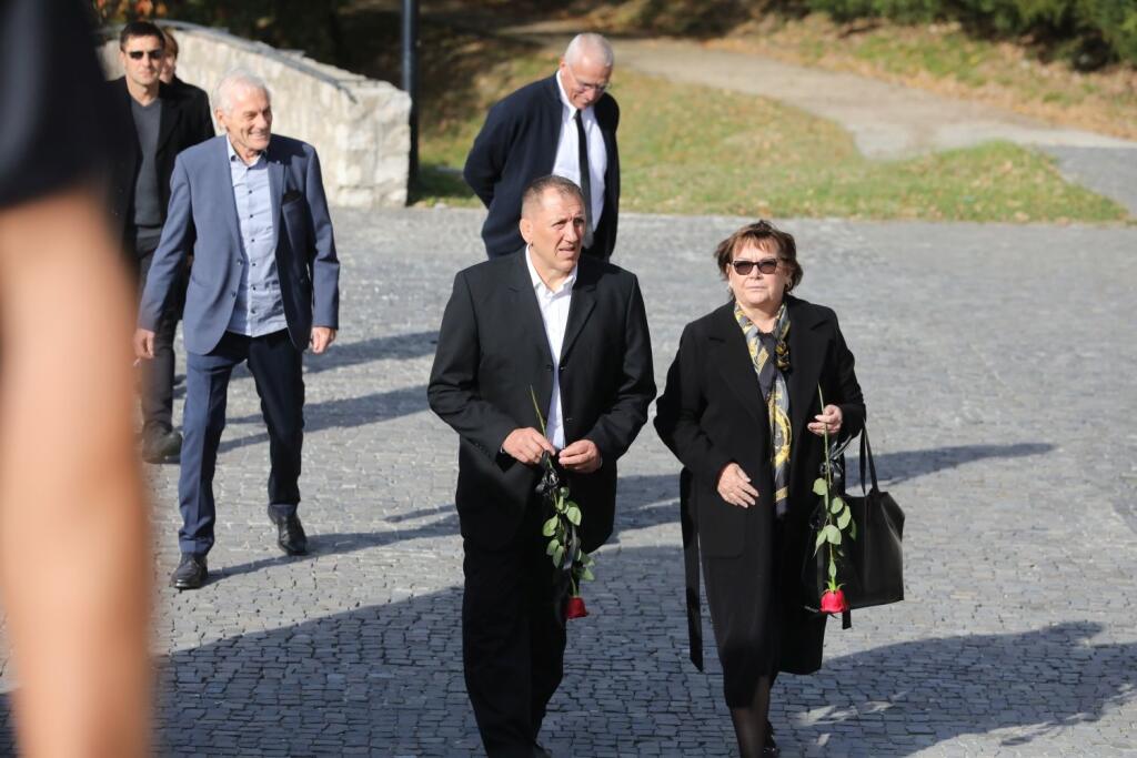 Legendárnemu basketbalistovi Stanislavovi Kropilákovi dali posledné zbohom v bratislavskom krematóriu. Smútil aj bývalý zápasník Jozef Lohyňa.