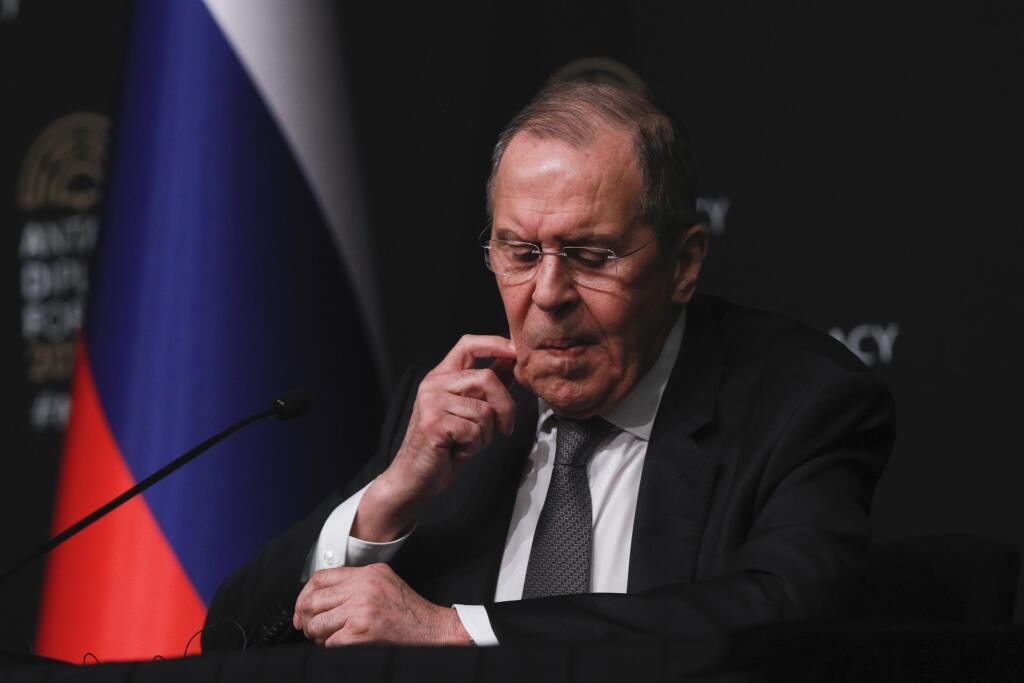 WA 44 Antalya - Ruský minister zahraničných vecí Sergej Lavrov gestikuluje počas tlačovej konferencie po stretnutí s ukrajinským šéfom diplomacie Dmytrom Kulebom a tureckým ministrom zahraničných vecí Mevlütom Čavušoglom v tureckom letovisku Antalya vo štvrtok 10. marca 2022. Ukrajina a Rusko počas rokovania v tureckom letovisku Antalya nedosiahli 