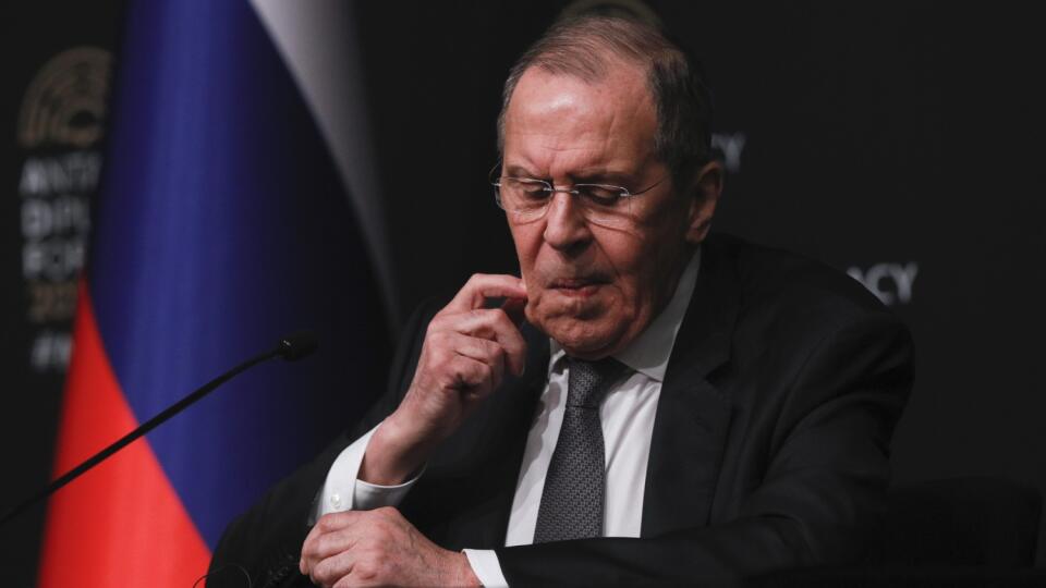 WA 44 Antalya - Ruský minister zahraničných vecí Sergej Lavrov gestikuluje počas tlačovej konferencie po stretnutí s ukrajinským šéfom diplomacie Dmytrom Kulebom a tureckým ministrom zahraničných vecí Mevlütom Čavušoglom v tureckom letovisku Antalya vo štvrtok 10. marca 2022. Ukrajina a Rusko počas rokovania v tureckom letovisku Antalya nedosiahli