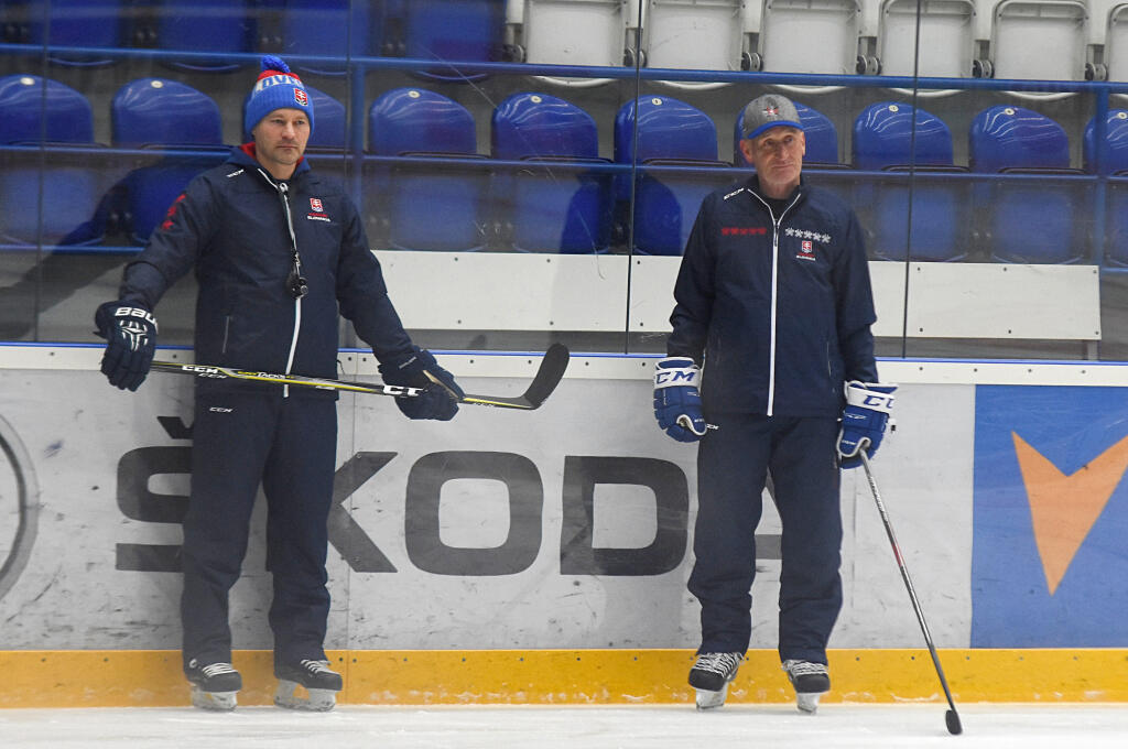 Tréner slovenskej hokejovej reprezentácie Craig Ramsay (vpravo) a jeho asistent Vladimír Országh počas úvodného tréningu pred turnajom Kaufland cup 2020 v Poprade 4. februára 2020.
FOTO TASR - Oliver Ondráš