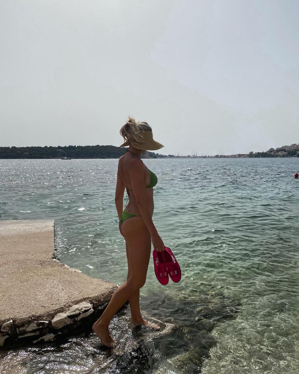 Ivana Gáboríkna záberoch z dovolenky udivuje svojimi plnými prsiami.