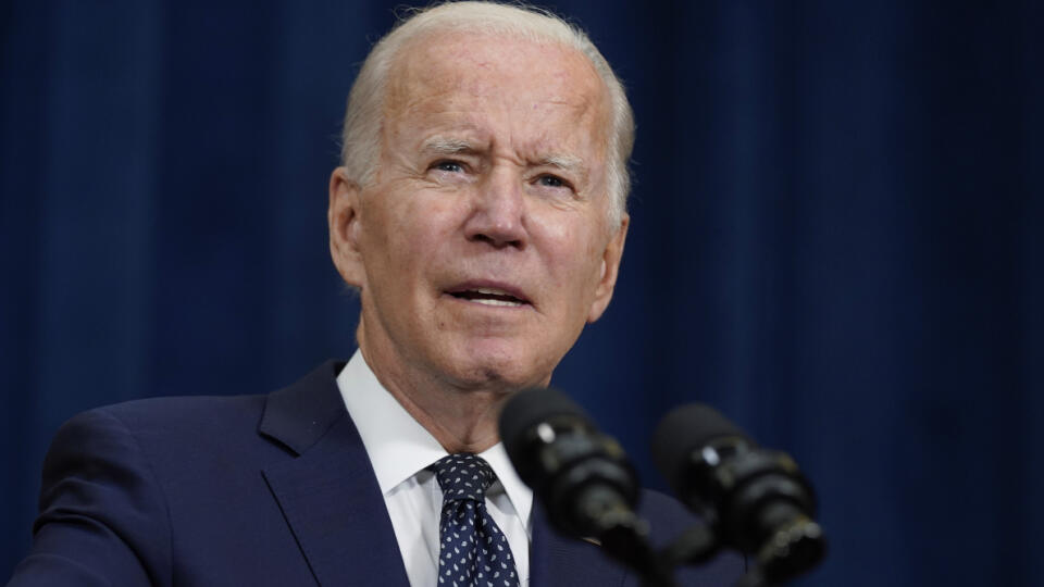 WA 17 archív Džidda - Na archívnej snímke z 15. júla 2022 americký prezident Joe Biden odpovedá na otázky novinárov po stretnutí so saudskoarabským korunným princom Muhammadom bin Salmánom v Džidde. Biden po dvoch negatívnych testoch na koronavírus z utorka večera a zo stredy ukončuje prísnu karanténu. V stredu to podľa Bieleho domu oznámil jeho lekár Kevin O'Connor, informujú agentúry AP a AFP. V izolácii vo svojej rezidencii v Bielom dome bol Biden od minulého štvrtka, keď sa uňho potvrdila n