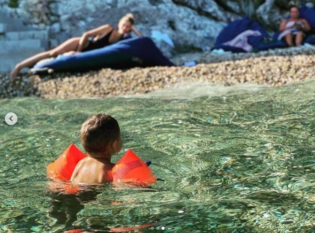 Rodinka si užíva na dovolenke.