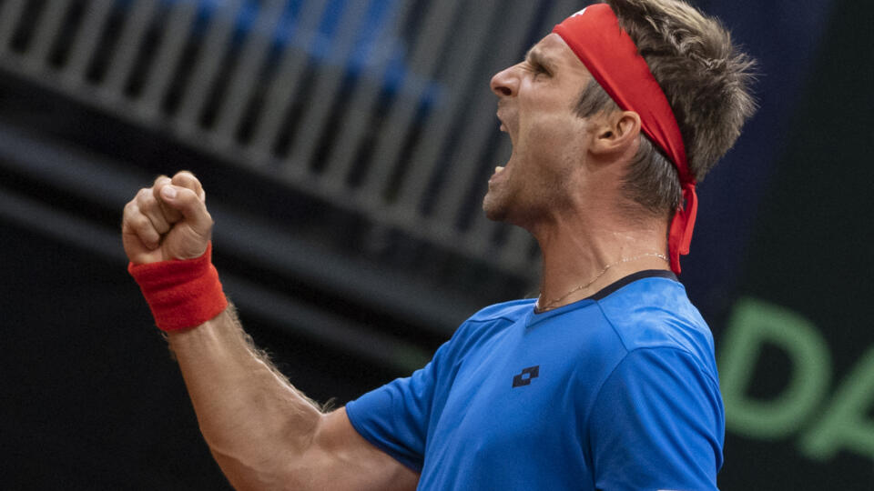 Na snímke slovenský tenista Norbert Gombos sa raduje po zisku prvého setu v úvodnej dvojhre proti Nicholasovi Davidovi Ionelovi z Rumunska v dueli 1. svetovej skupiny Davisovho pohára Slovensko - Rumunsko v bratislavskom NTC v piatok 16. septembra 2022. Víťaz zápasu postúpi do kvalifikácie o postup na finálový turnaj 2023. FOTO TASR - Martin Baumann