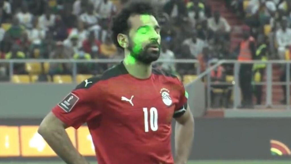 Mohamed Salah zažil začiatkom roka s Egyptom dve obrovské sklamania - prehra na penalty vo finále Afrického pohára národov a vyradenie rovnako na penalty vo finále play-off o postup na MS....v oboch prípadoch bol ich súperom Senegal.