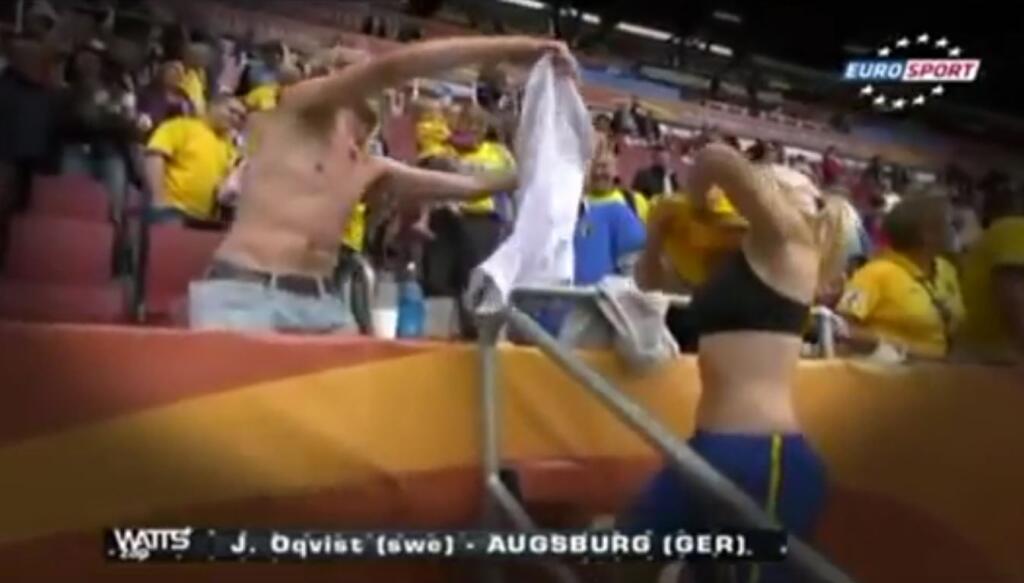 Futbalistka Josefine Oqvistová zase kývla na výzvu fanúšika, vymenila si s ním dres a ukázala sa v podprsenke.