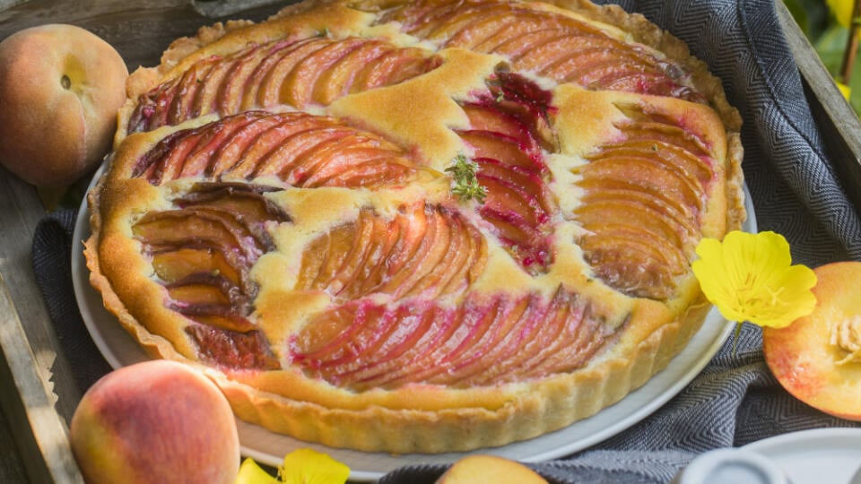 Mandľovo broskyňový tart.