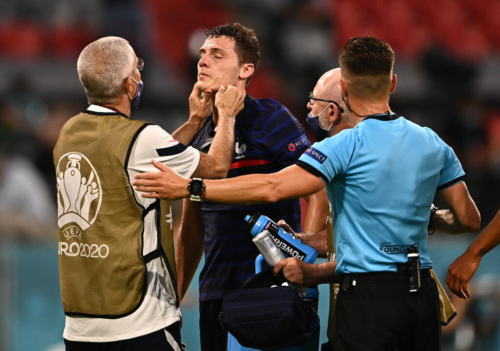 Pavard po faule Gosensa stratil vedomie.
