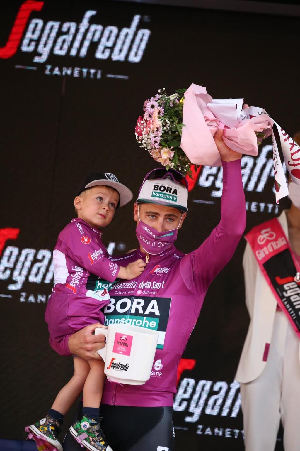 Peter Sagan oslavoval zisk cyklámenového dresu so svojím synčekom Marlonom, s ktorým sa dokonale zladil - obaja mali na sebe dres v rovnakých farbách.
