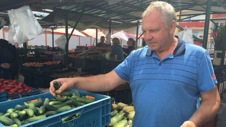 Predavač Vladimír zo Žiaru nad Hronom ponúka nakladačky za 1,20 eura za kilo.