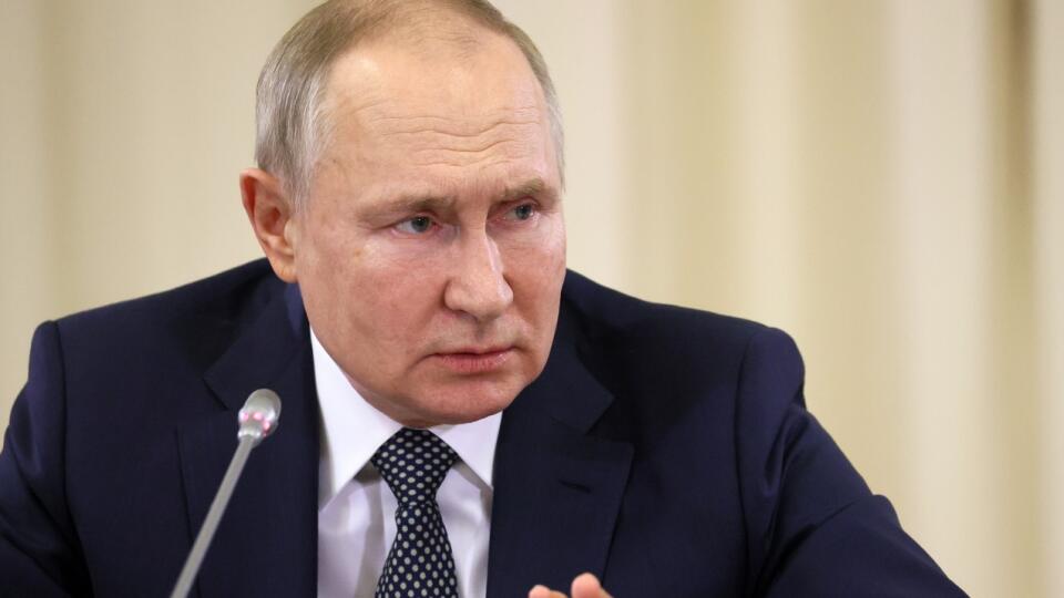 EBE 20 Moskva - Na snímke ruský prezident Vladimir Putin počas stretnutia s matkami vojenského personálu slúžiaceho v špeciálnej vojenskej operácii pred Dňom matiek v rezidencii Novo-Ogaryovo pri Moskve v Rusku 25. novembra 2022. Deň matiek sa oslavuje poslednú novembrovú nedeľu. FOTO TASR/AP
Russian President Vladimir Putin gestures as he talks with mothers of military personnel serving in the special military operation ahead of Mother's Day at the Novo-Ogaryovo residence outside Moscow, Russ