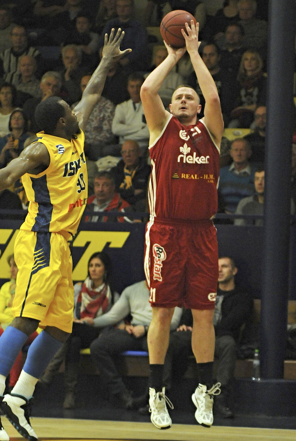 Michal Maslík (s loptou) obliekal svojho času aj dres extraligového Komárna.