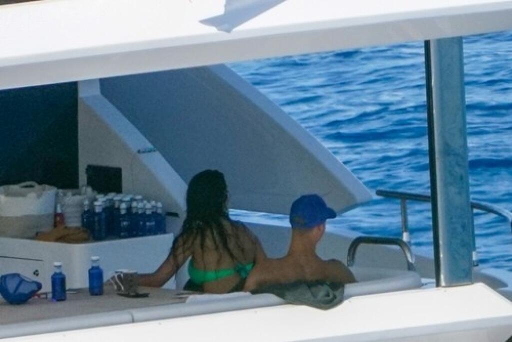 Georgina v jednej chvíli dokonca sedela na Ronaldovi. Čo myslíte, čo tam asi robili, keď nikto nebol nablízku?