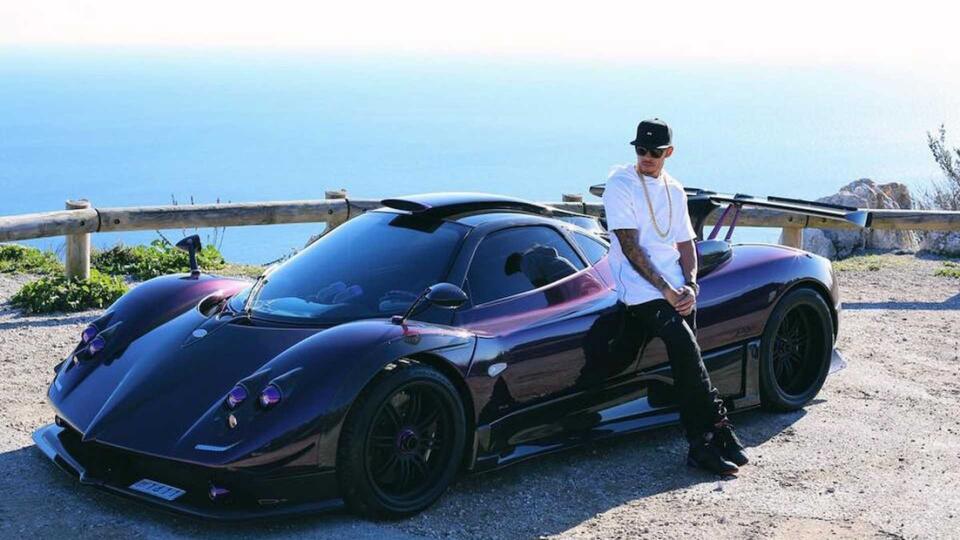 Lewis Hamilton s automobilom Pagani Zonda. 