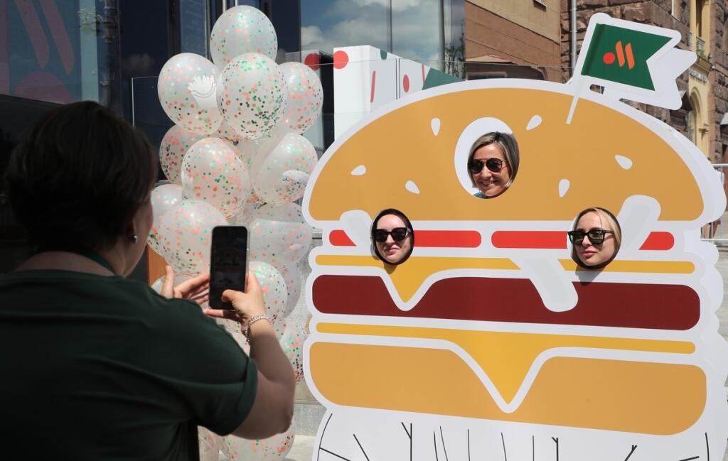 Po odchodu značky McDonald´s z ruského trhu vznikla náhrada v podobe prvého ruského reťazca s rýchlym občerstvením. Prvé reštaurácie otvorili v Moskve a jej okolí. Podoba „s mekáčom“, po ktorom reštaurácie s názvom Vkusno & tochka podedili takmer všetko, je zjavná.