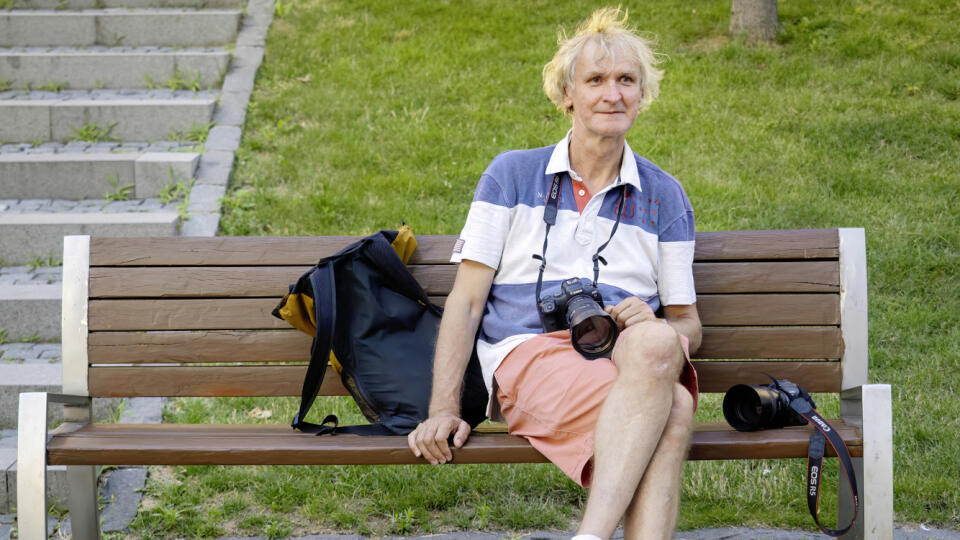 Český reportážny fotograf JAN ŠIBÍK čaká na dobré svetlo uprostred Bardejova.