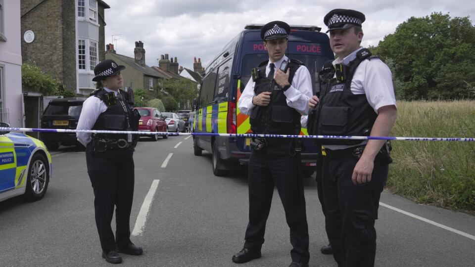 Policajti uzatvárajú ulicu, kde auto narazilo do budovy základnej školy vo Wimbledone v Londýne 6. júla 2023.