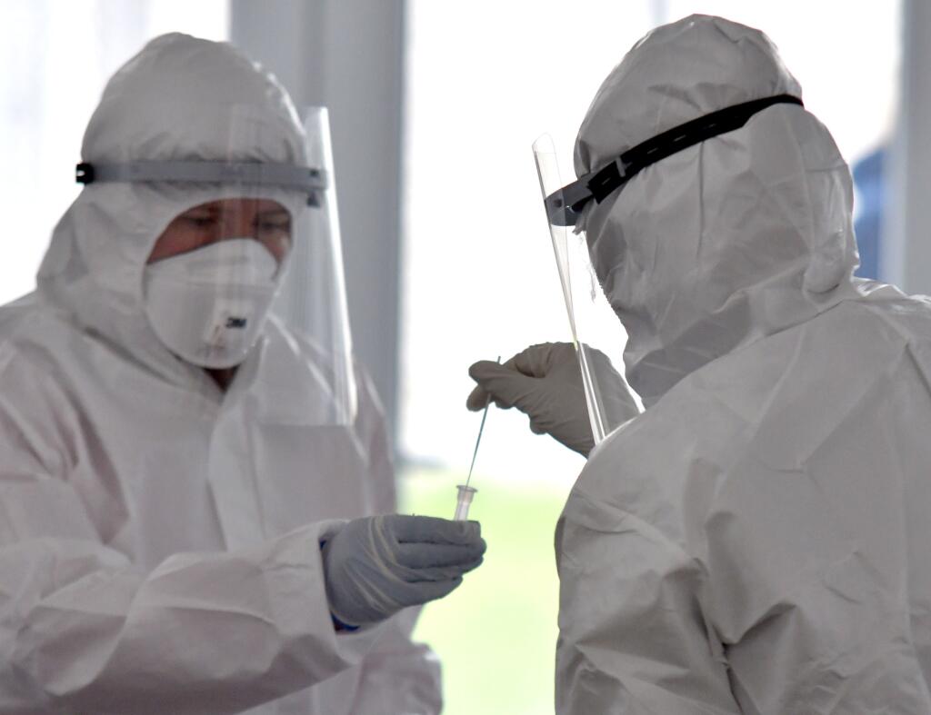 Na Slovensku sa začalo celoplošné testovanie na ochorenie COVID-19. Testovať sa bude od soboty 31. októbra do nedele 1. novembra. Vytvorených má byť viac ako 5000 odberných miest a 4901 odberných tímov.  Na snímke testovanie v dome smútku obce Lastovce v okrese Trebišov v sobotu 31. novembra 2020. FOTO TASR - Roman Hanc