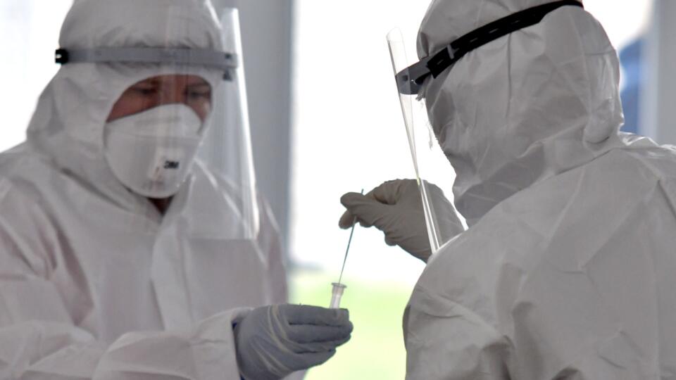Na Slovensku sa začalo celoplošné testovanie na ochorenie COVID-19. Testovať sa bude od soboty 31. októbra do nedele 1. novembra. Vytvorených má byť viac ako 5000 odberných miest a 4901 odberných tímov. Na snímke testovanie v dome smútku obce Lastovce v okrese Trebišov v sobotu 31. novembra 2020. FOTO TASR - Roman Hanc