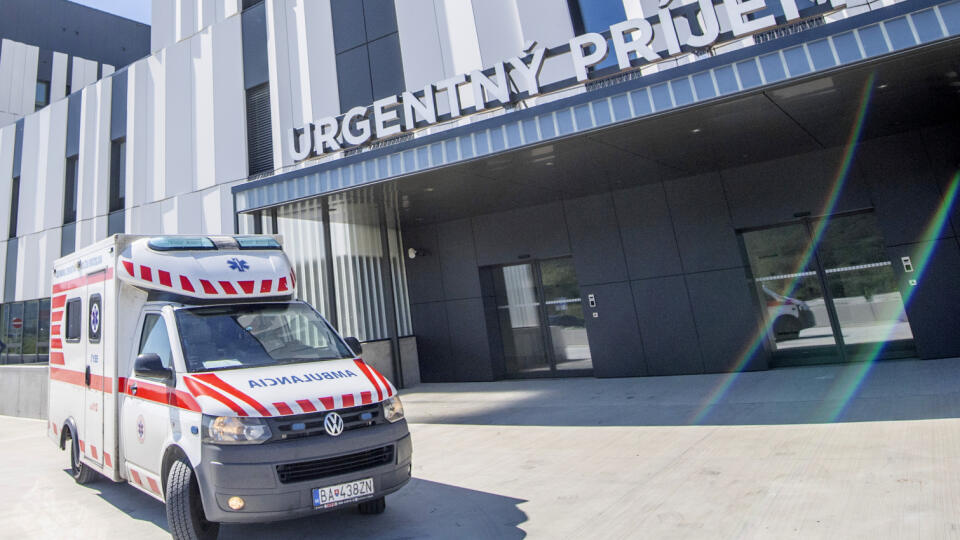 Urgent v bratislavskej Nemocnici Bory funguje od pondelka (4.9.) v plnej prevádzke. Urgentnú starostlivosť bude poskytovať iba dospelým pacientom. Ročne tam plánujú ošetriť 40.000 ľudí. Urgentný príjem spúšťali postupne, od piatka (1. 9.) fungoval pre vozidlá záchrannej zdravotnej služby. Na snímke urgentný príjem pre sanitky v pondelok 4. septembra 2023 v bratislavskej Nemocnici Bory. FOTO TASR - Martin Baumann