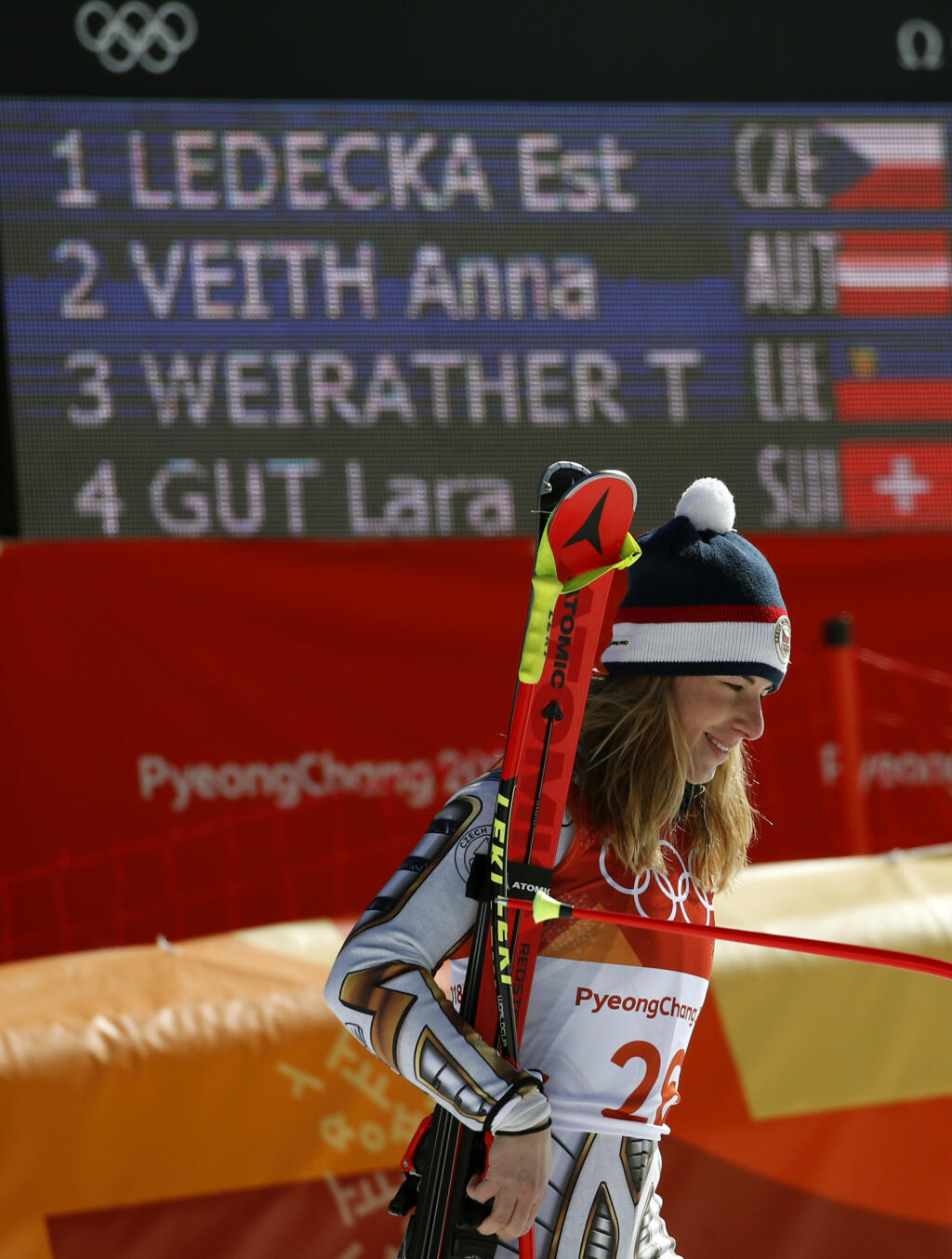WA 16 Čongson - Česká lyžiarka Ester Ledecká, ktorá získala zlatú olympijskú medailu v pretekoch superobrovského slalomu žien, prichádza na slávnostnú ceremóniu na zimných olympijských hrách v lyžiarskom areáli Čongson 17. februára 2018. Česká reprezentantka Ester Ledecká na zimných olympijských hrách v Pjongčangu najprv šokovala triumfom v super-G a potom bavila zástupcov médií svojimi odpoveďami na tlačovej konferencii. Do histórie vošla už len účasťou v dvoch odvetviach, keďže bude súťažiť