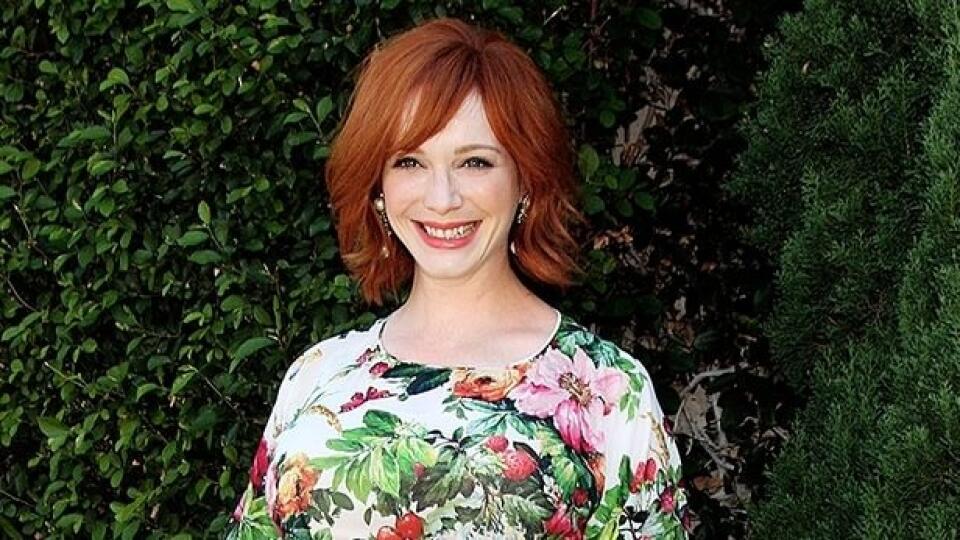 Christina Hendricks (41) v kvetovaných šatách doslova žiari. 