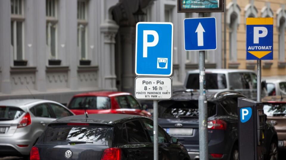 SR Staré Mesto nesúhlas parkovacia politika BAX
dopravné značenie, parkovací automat a parkovanie na Kúpeľnej ulici v MČ Bratislava-Staré mesto
Na snímke dopravné značenie, parkovací automat a parkovanie na Kúpeľnej ulici v MČ Bratislava-Staré mesto 16. mája 2019. FOTO TASR – Jaroslav Novák