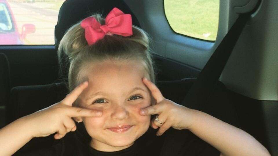 Aira Brown (13) sa narodila ako nádherné dievčatko, ktoré často prirovnávali k bábike. Jej krásna, blond vlasy a jasne modré oči jej zabezpečili sľubnú budúcnosť, ktorá však nebola tým, čo by si pre seba želala. Všemožné súťaže krásy, príčesky, množstvo make upu a neustále cestovanie si vyžiadalo svoju daň. I keď mala pred sebou celý život, malá Aira sa v 5 rokoch stala najkrajších dievčatkom na svete a začala sa objavovať v množstve reklám či súťaží.