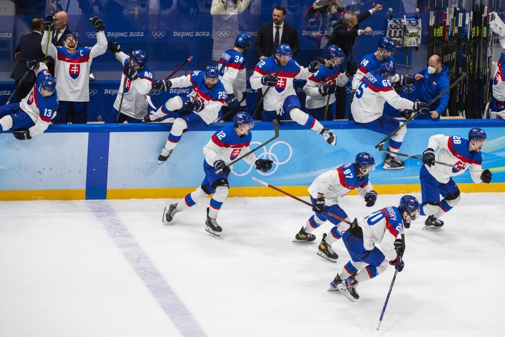 Hráči Slovenska sa tešia z postupu do semifinále po víťazstve 3:2 vo štvrťfinále olympijského turnaja v hokeji mužov nad USA po samostatných nájazdoch na ZOH 2022 v Pekingu v stredu 16. februára 2022.