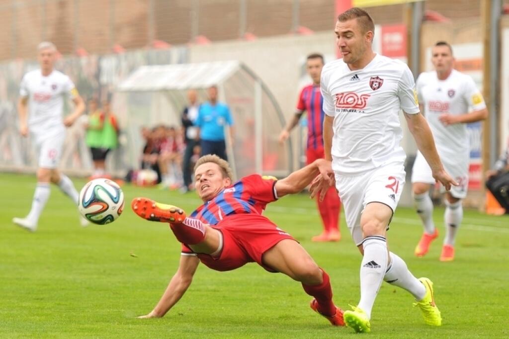 Na archívnej snímke Erik Jendrišek v drese Spartaka Trnava (v bielom).